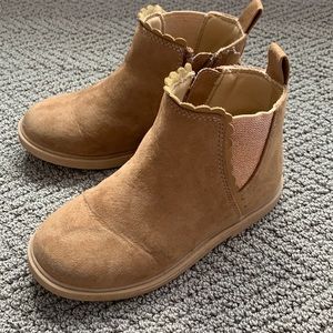 Tucker and Tate tan suede boots